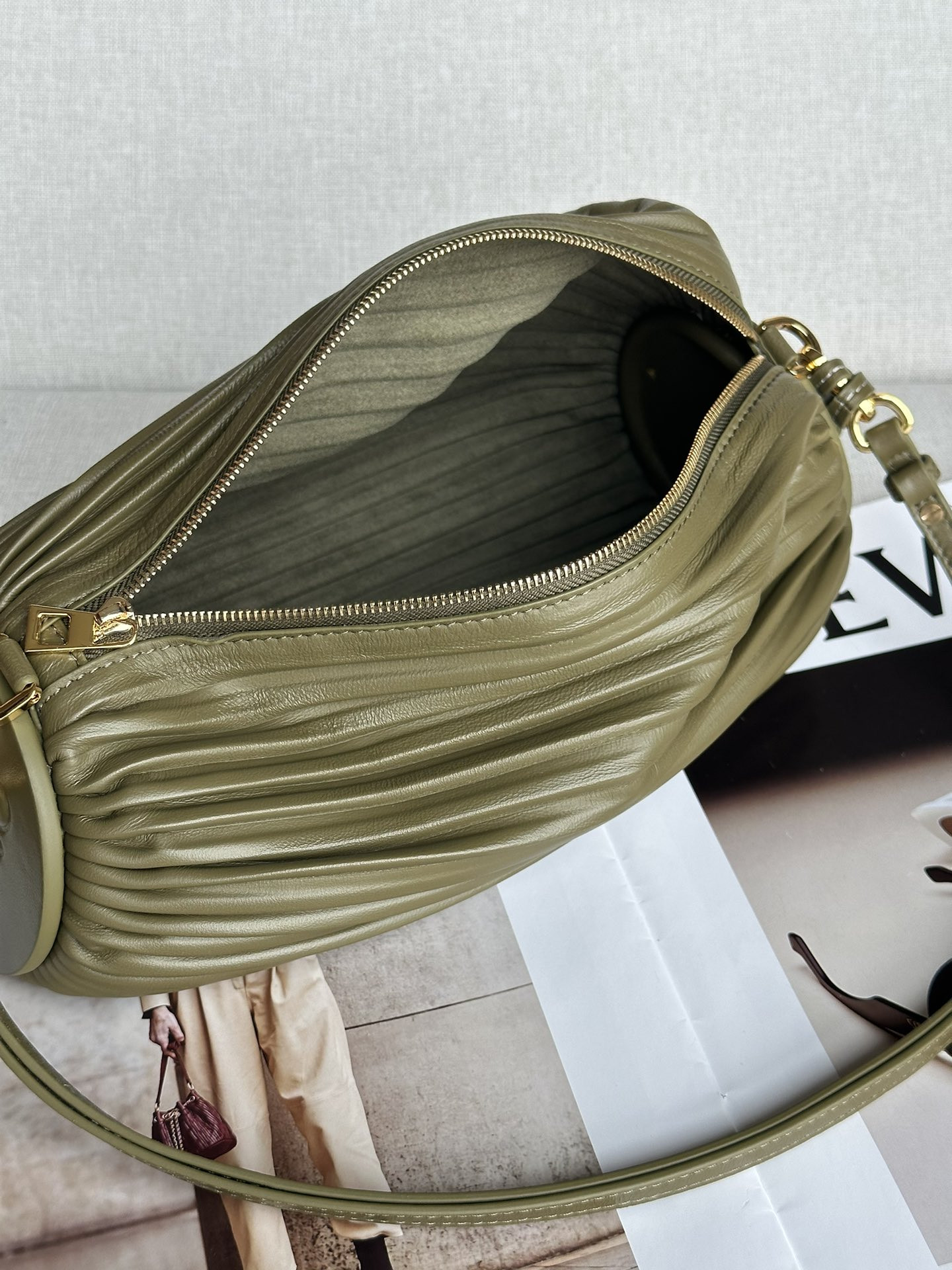 L0ew* bracelet pouch in pleated nappa 25x10x10cm