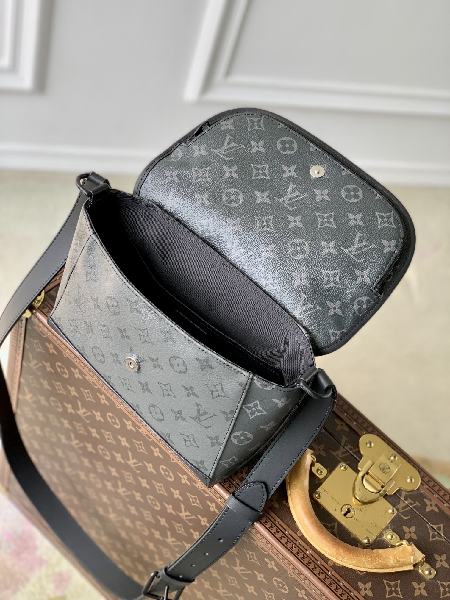 LV Pulse Messenger M12681 17 x 11 x 26.6 cm