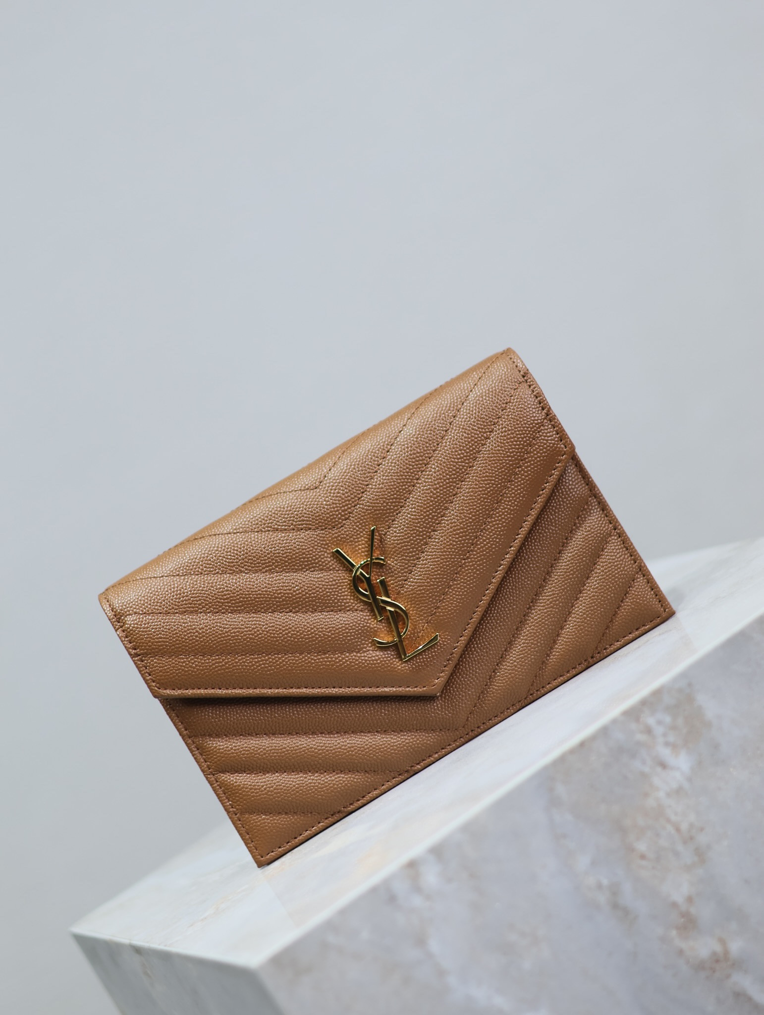 Y*L cassandra woc envelope chain wallet in grained poudre leather 19 x 12.5 x 3.5 cm