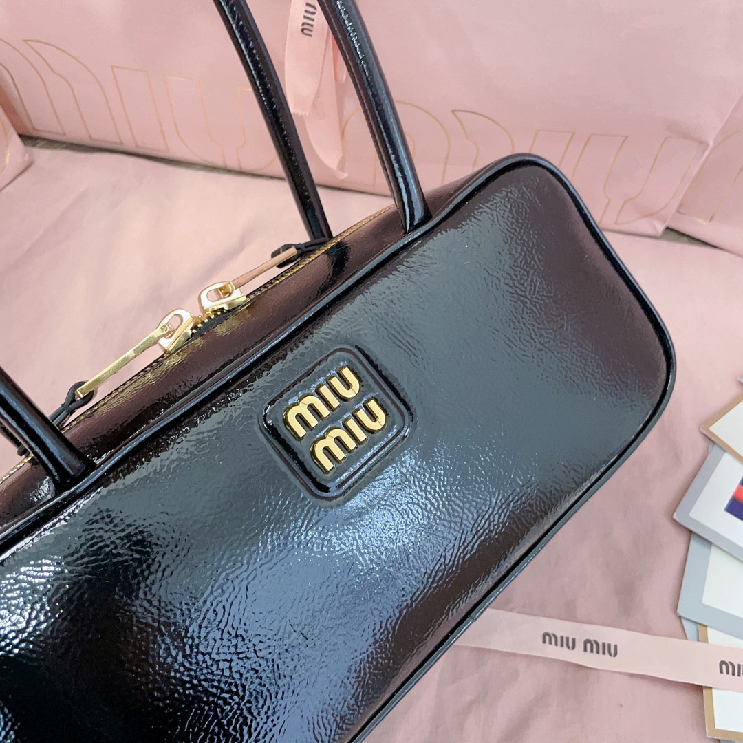 Miu Miu Beau naplak patent leather bag 12x27x8cm