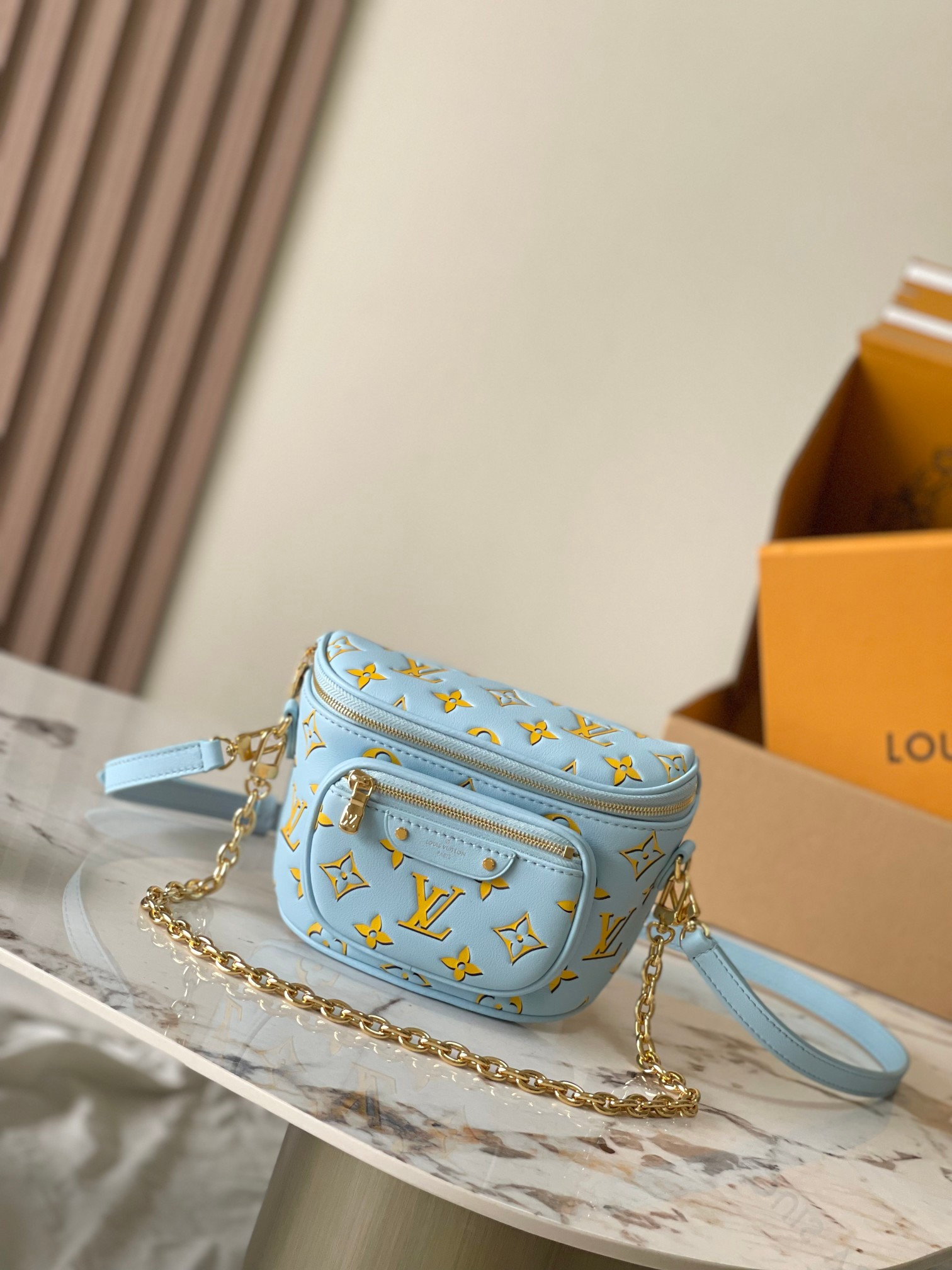 LV Mini Bumbag M83694 17x12x9.5cm