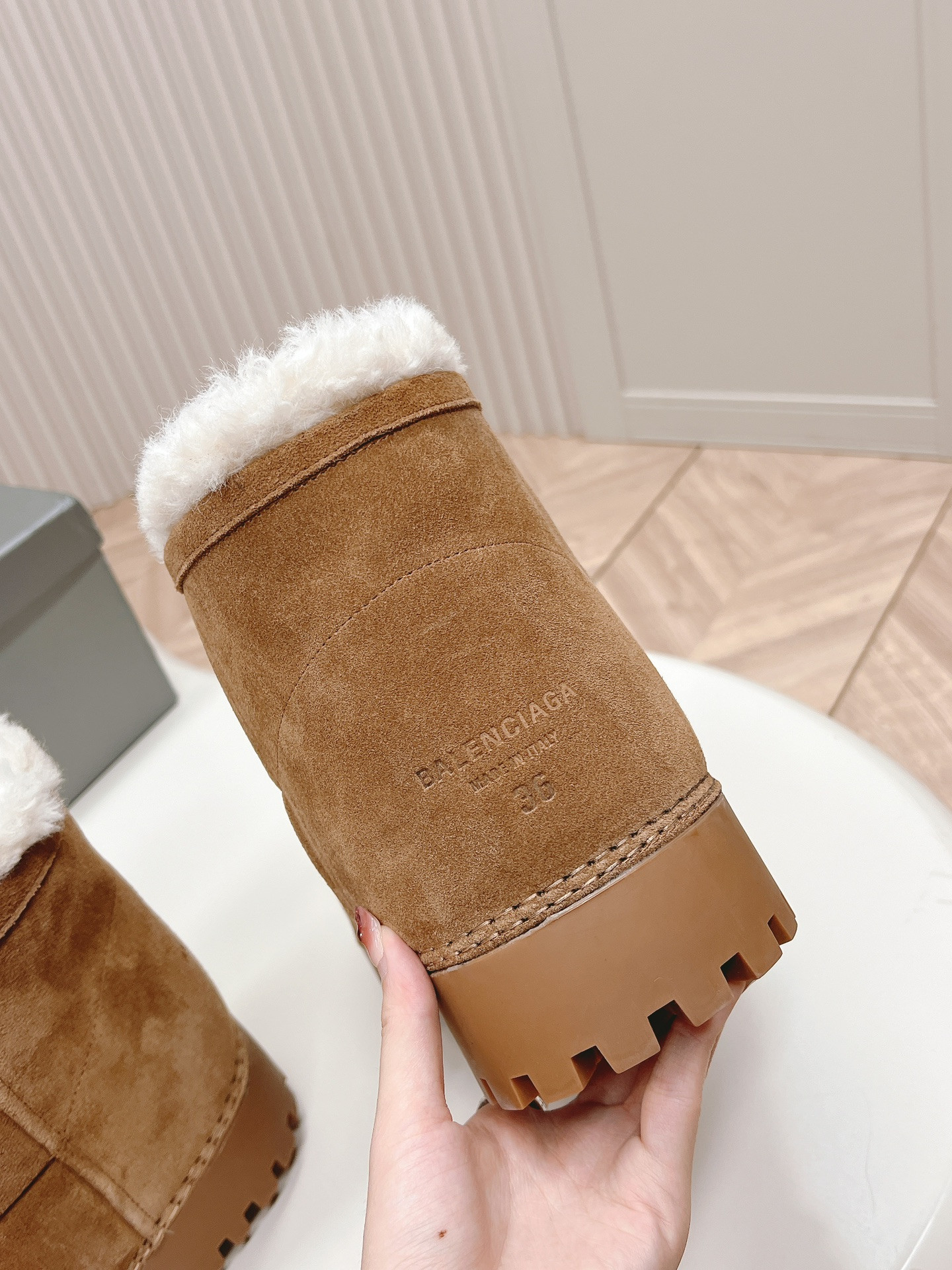 ua Ba*len*cia*ga snow boot