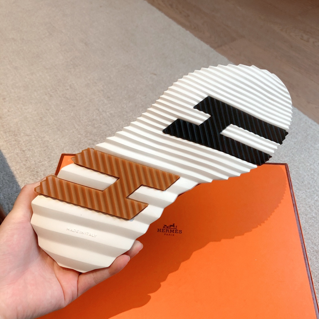 UA Hermès Bouncing Sneaker