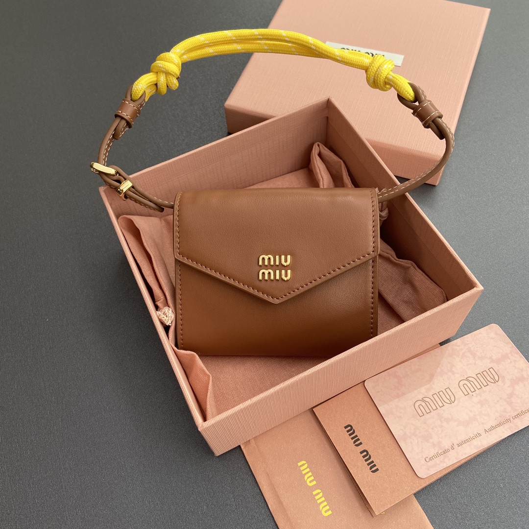 Miu Miu Leather shoulder wallet 8.5x10.5x2cm