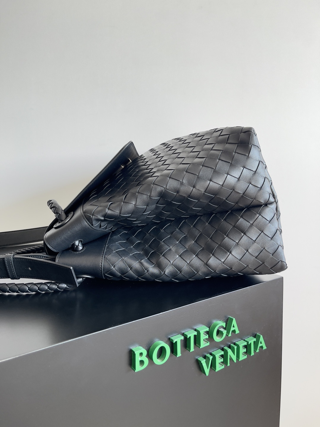 bo*te*ga Ve*ne*ta large andiamo messenger 43x32x20cm