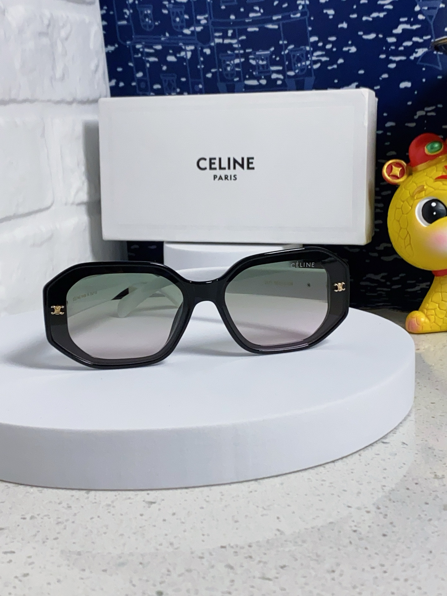 Ce**e glasses