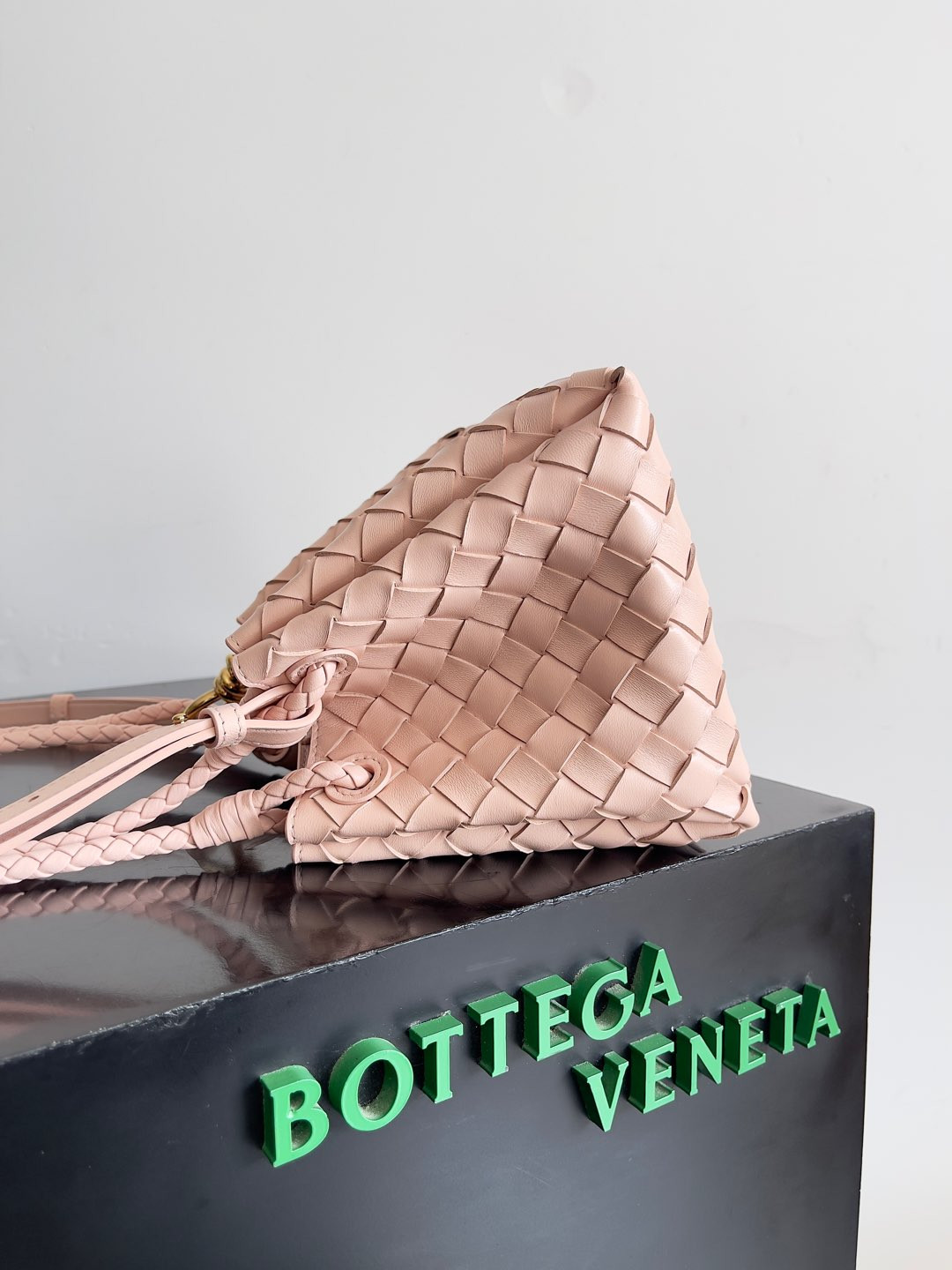bo*te*ga Ve*ne*ta small parachute 16.5x20x17cm