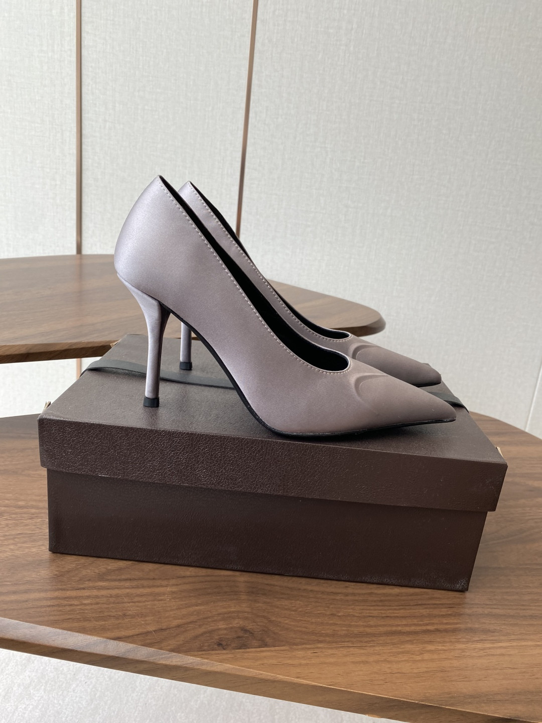UA Alaia Pointy-Toe Pumps 9cm Heel(Customized Size 7-10 days production time)