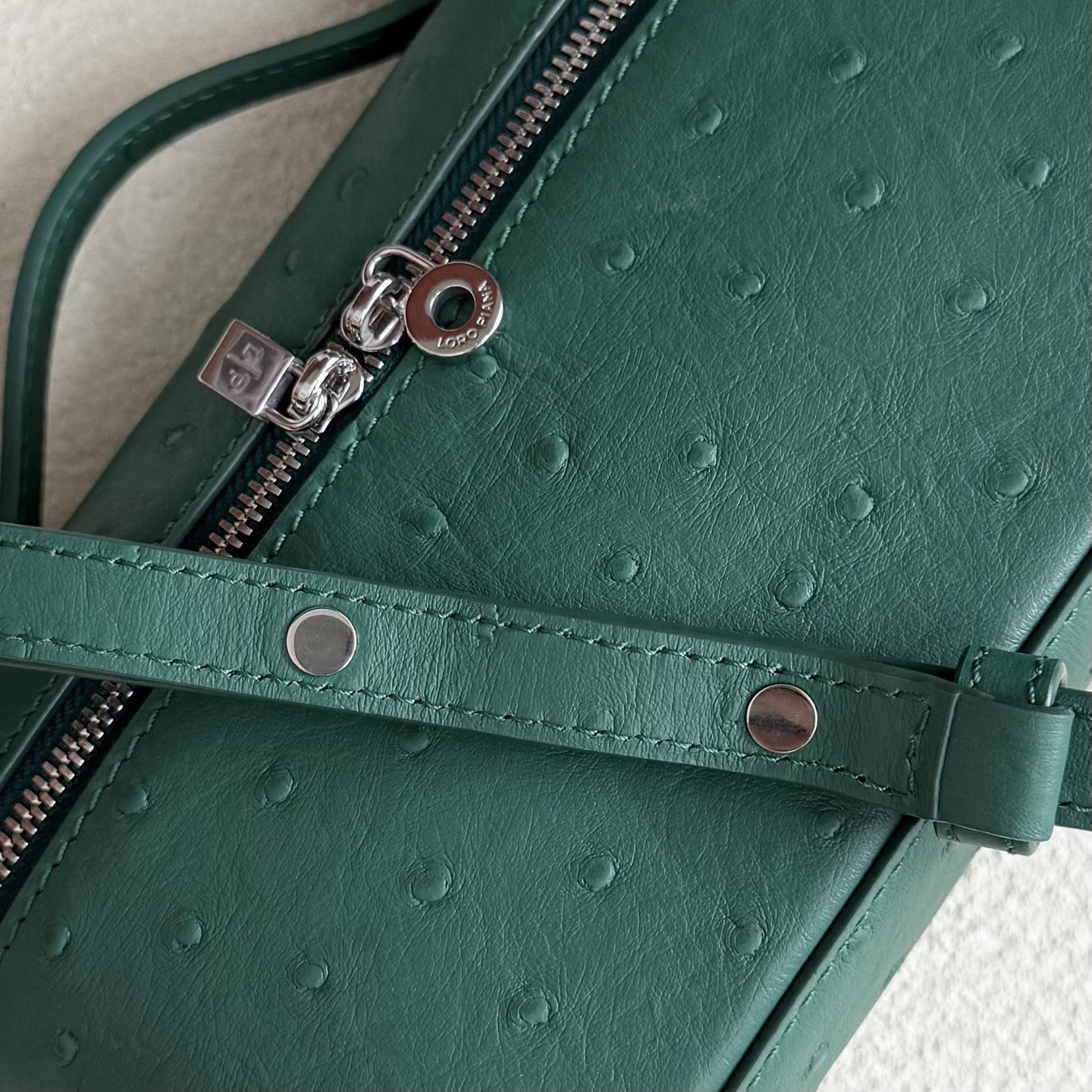 L**o p*ana extra pocket l19 ostrich-grained leather 11 x 19 x 6.5 cm
