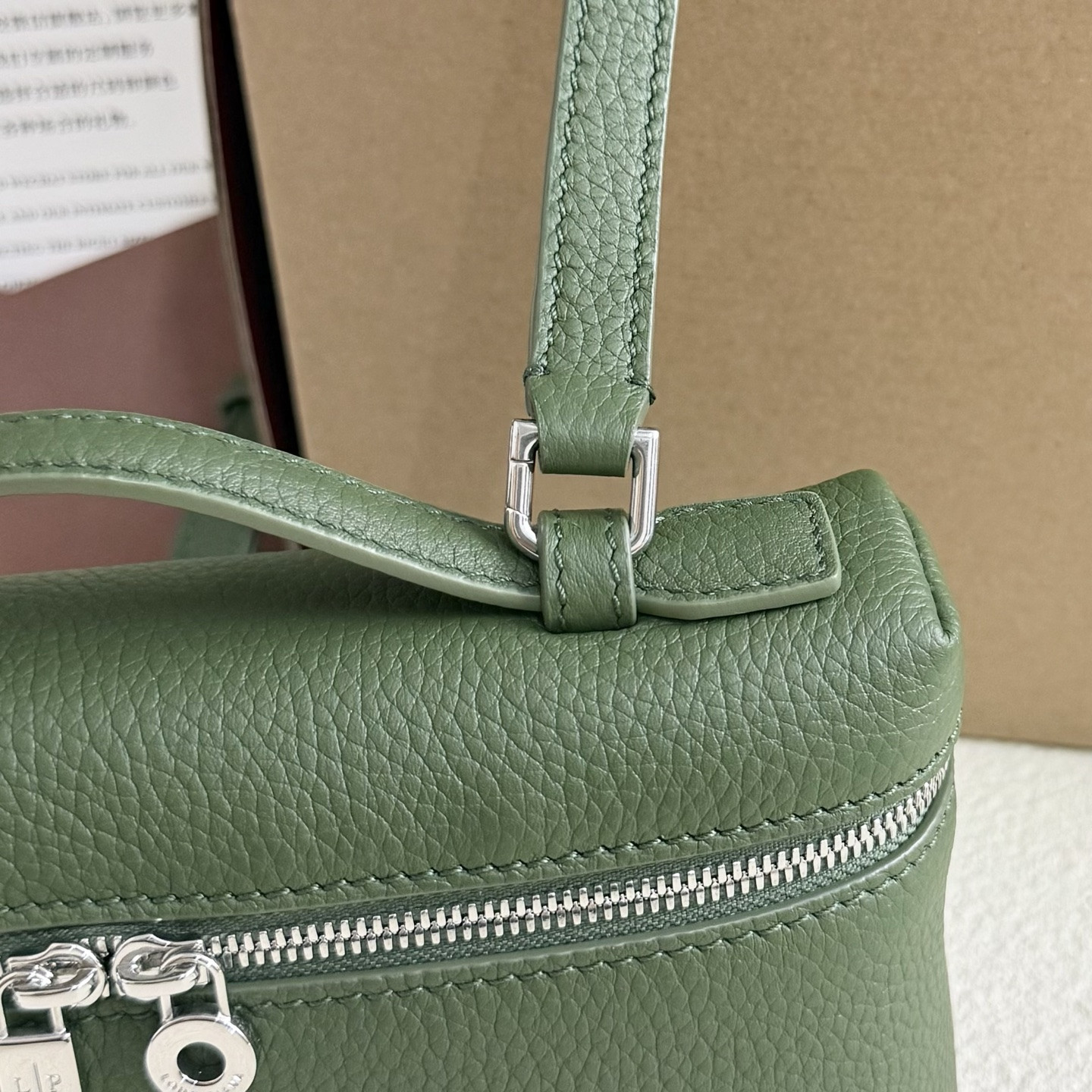 L**o p*ana extra pocket l19 grained calfskin 11 x 19 x 6.5 cm