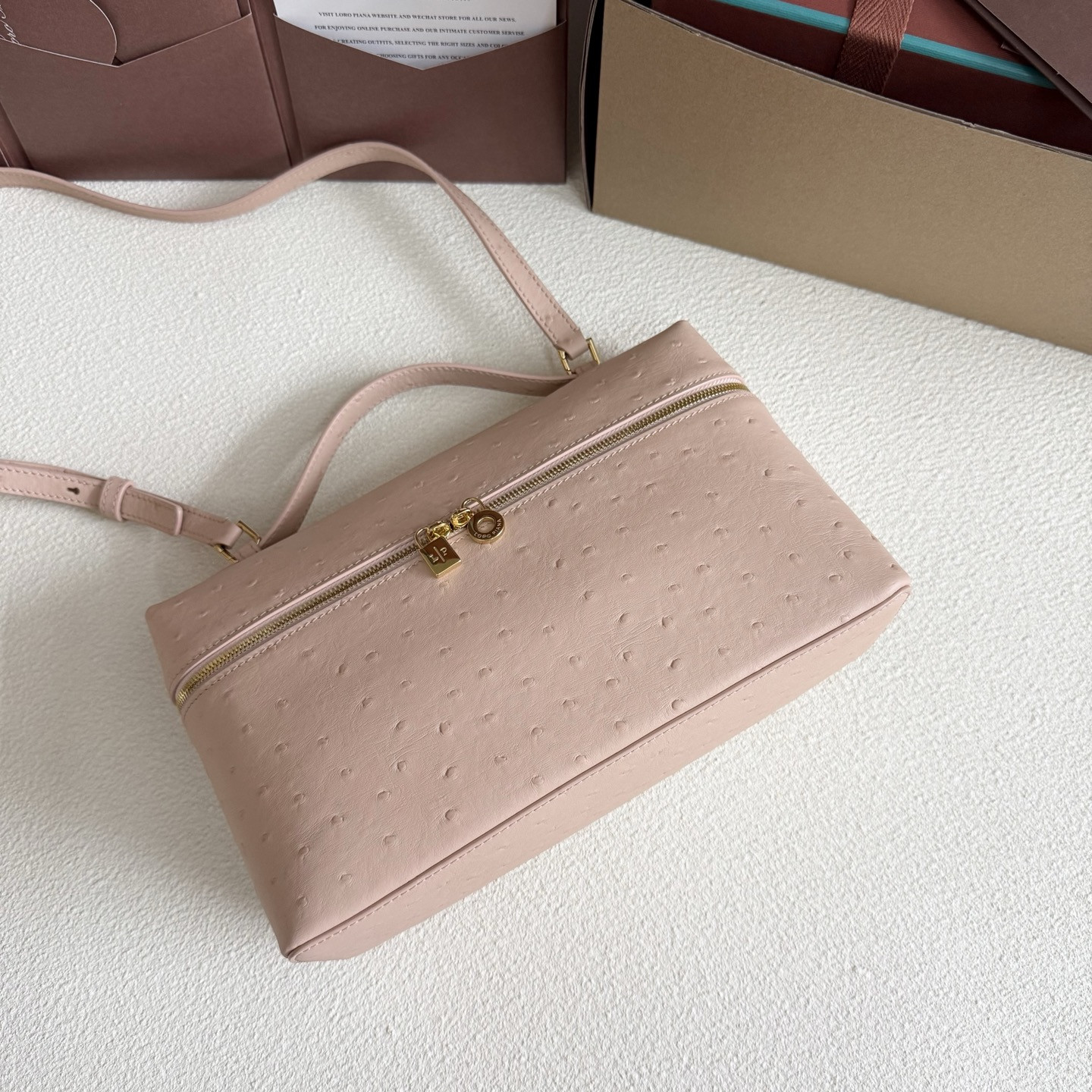 L**o p*ana extra pocket l27 ostrich-grained leather 16x27x10cm